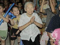 [ẢNH] Mang yêu thương đến trẻ em nghèo dưới chân cầu Long Biên trong ngày Tết thiếu nhi