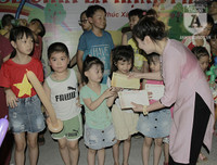 [ẢNH] Mang yêu thương đến trẻ em nghèo dưới chân cầu Long Biên trong ngày Tết thiếu nhi