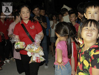 [ẢNH] Mang yêu thương đến trẻ em nghèo dưới chân cầu Long Biên trong ngày Tết thiếu nhi