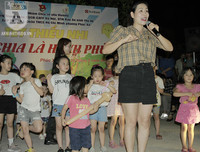 [ẢNH] Mang yêu thương đến trẻ em nghèo dưới chân cầu Long Biên trong ngày Tết thiếu nhi