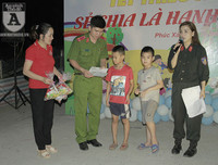 [ẢNH] Mang yêu thương đến trẻ em nghèo dưới chân cầu Long Biên trong ngày Tết thiếu nhi