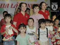 [ẢNH] Mang yêu thương đến trẻ em nghèo dưới chân cầu Long Biên trong ngày Tết thiếu nhi