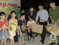 [ẢNH] Mang yêu thương đến trẻ em nghèo dưới chân cầu Long Biên trong ngày Tết thiếu nhi