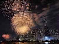 [ẢNH] Mãn nhãn với màn pháo hoa rợp trời tối 30-4 mừng ngày thống nhất