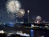 [ẢNH] Mãn nhãn với màn pháo hoa rợp trời tối 30-4 mừng ngày thống nhất