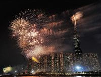 [ẢNH] Mãn nhãn với màn pháo hoa rợp trời tối 30-4 mừng ngày thống nhất