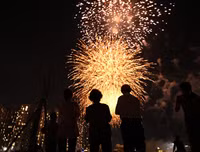 [ẢNH] Mãn nhãn với màn pháo hoa rợp trời tối 30-4 mừng ngày thống nhất