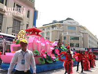 [ẢNH] Phố đi bộ Hồ Gươm tưng bừng sắc màu trong Carnival đậm chất Mỹ-Latin