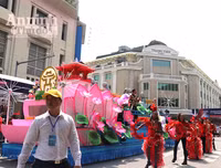 [ẢNH] Phố đi bộ Hồ Gươm tưng bừng sắc màu trong Carnival đậm chất Mỹ-Latin