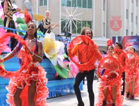 [ẢNH] Phố đi bộ Hồ Gươm tưng bừng sắc màu trong Carnival đậm chất Mỹ-Latin