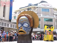 [ẢNH] Phố đi bộ Hồ Gươm tưng bừng sắc màu trong Carnival đậm chất Mỹ-Latin
