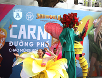 [ẢNH] Phố đi bộ Hồ Gươm tưng bừng sắc màu trong Carnival đậm chất Mỹ-Latin