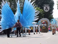 [ẢNH] Phố đi bộ Hồ Gươm tưng bừng sắc màu trong Carnival đậm chất Mỹ-Latin