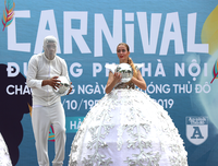 [ẢNH] Phố đi bộ Hồ Gươm tưng bừng sắc màu trong Carnival đậm chất Mỹ-Latin