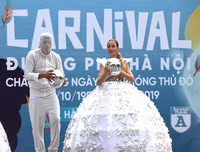 [ẢNH] Phố đi bộ Hồ Gươm tưng bừng sắc màu trong Carnival đậm chất Mỹ-Latin