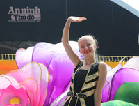 [ẢNH] Phố đi bộ Hồ Gươm tưng bừng sắc màu trong Carnival đậm chất Mỹ-Latin