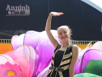 [ẢNH] Phố đi bộ Hồ Gươm tưng bừng sắc màu trong Carnival đậm chất Mỹ-Latin