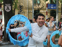 [ẢNH] Phố đi bộ Hồ Gươm tưng bừng sắc màu trong Carnival đậm chất Mỹ-Latin