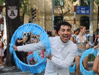 [ẢNH] Phố đi bộ Hồ Gươm tưng bừng sắc màu trong Carnival đậm chất Mỹ-Latin