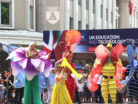 [ẢNH] Phố đi bộ Hồ Gươm tưng bừng sắc màu trong Carnival đậm chất Mỹ-Latin