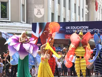 [ẢNH] Phố đi bộ Hồ Gươm tưng bừng sắc màu trong Carnival đậm chất Mỹ-Latin