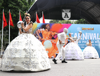 [ẢNH] Phố đi bộ Hồ Gươm tưng bừng sắc màu trong Carnival đậm chất Mỹ-Latin