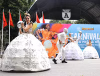 [ẢNH] Phố đi bộ Hồ Gươm tưng bừng sắc màu trong Carnival đậm chất Mỹ-Latin