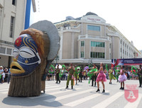 [ẢNH] Phố đi bộ Hồ Gươm tưng bừng sắc màu trong Carnival đậm chất Mỹ-Latin