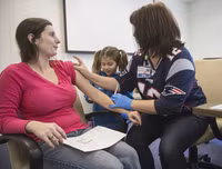 [ẢNH] Vì sao người lớn lại dễ bị nhiễm virus corona hơn trẻ em?