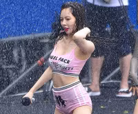 [ẢNH] Phong cách thời trang của HuynA: Từ gợi cảm tới phản cảm