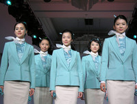 [ẢNH] Chiêm ngưỡng những mẫu đồng phục tiếp viên hàng không ấn tượng nhất thế giới