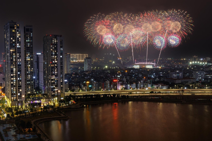 Khoảnh khắc pháo hoa bùng nổ rực rỡ trên bầu trời thủ đô trong tối tổng duyệt 21/1