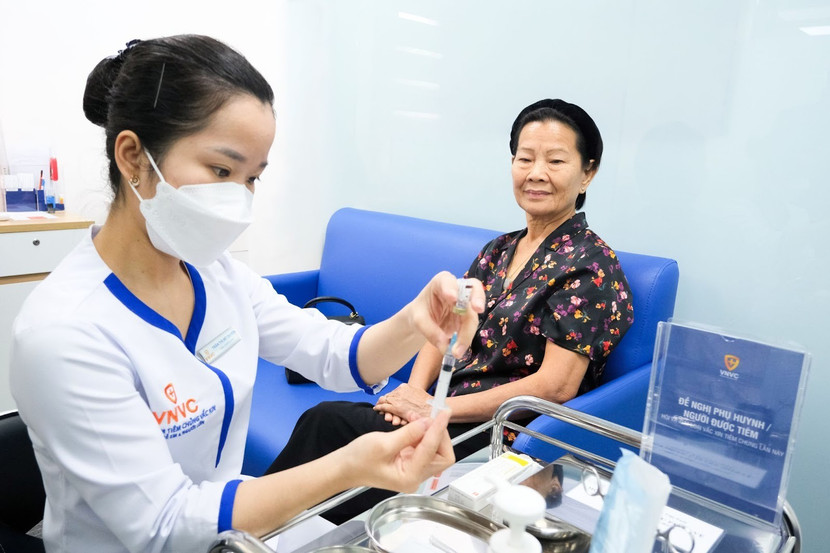 Hệ thống Tiêm chủng VNVC cũng ghi nhận nhiều người cao tuổi, có bệnh nền tiêm vaccine RSV của GSK trong ngày đầu tiên ra mắt. Ảnh: Nhân Lê