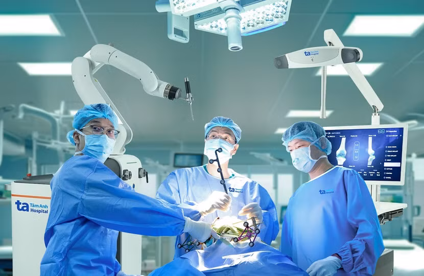 Bác sĩ đang phẫu thuật thay khớp gối cho người bệnh bằng Robot AI thế hệ mới CUVIS-Joint