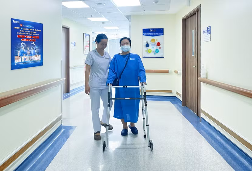 Bà Phước tập đi lại sau 2 ngày thay khớp gối với sự hỗ trợ của Robot CUVIS-Joint