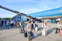 Vé tàu xe, máy bay "nóng" lên sau khi chốt lịch nghỉ Tết Dương lịch 2026