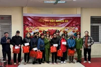 Mang Tết sớm đến khu dân cư: Nghĩa tình từ lực lượng Công an cơ sở