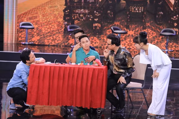 Bộ ba Hoài Linh - Việt Hương - Trấn Thành tiếp tục làm “loạn” với hài tình huống ảnh 2