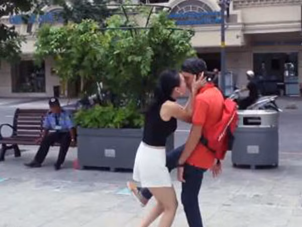 Phát kinh vì “Kiss Cam” phiên bản Việt ảnh 1
