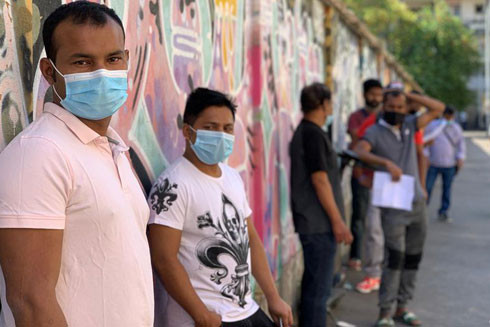 Người Bangladesh ở Ý lo ngại bị kỳ thị vì "bom virus" ảnh 1