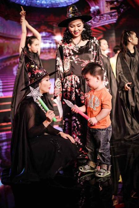 Con trai 2 tuổi của Kim Tử Long đại náo trường quay Danh hài đất Việt ảnh 9