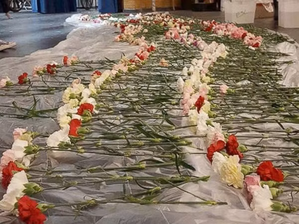 Ấn tượng với cậu học sinh tặng hoa cho gần 900 bạn nữ nhân dịp Valentine ảnh 1