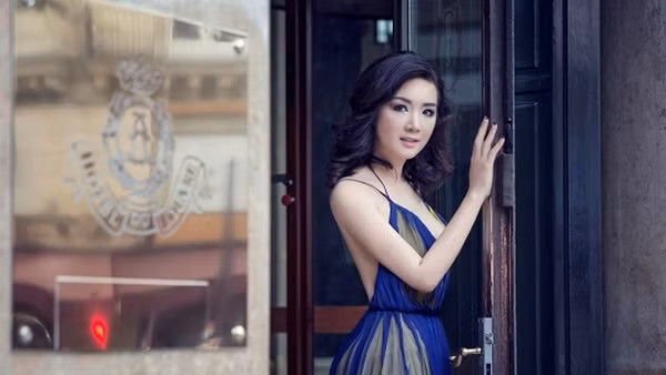 Hoa hậu Giáng My khoe vòng một căng tròn trên đất Pháp ảnh 2