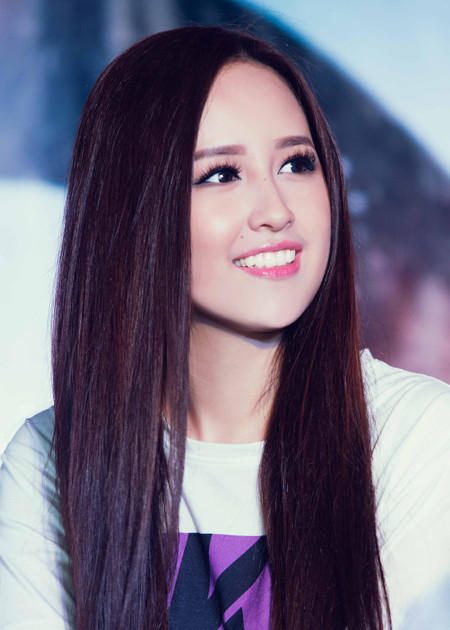 Hoa hậu Mai Phương Thuý bị vây kín khi làm đại sứ từ thiện ảnh 1