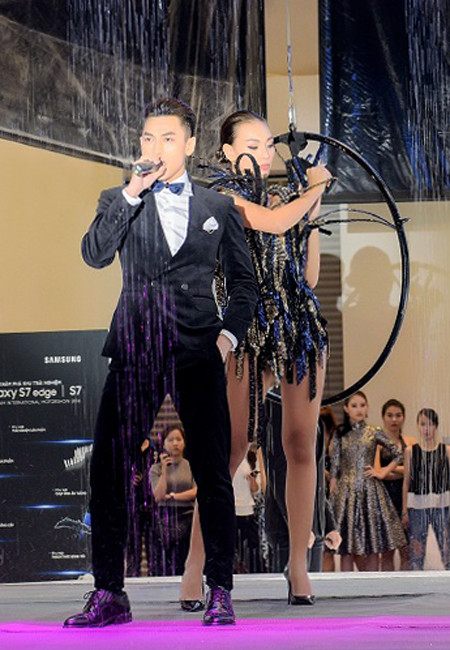 Siêu mẫu Diệu Huyền nổi bật bên ca sỹ Isacc tại sự kiện ảnh 4 Siêu mẫu Diệu Huyền nổi bật bên ca sỹ Isacc tại sự kiện ảnh 4