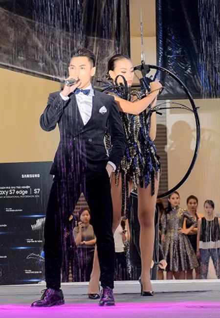 Siêu mẫu Diệu Huyền nổi bật bên ca sỹ Isacc tại sự kiện ảnh 4