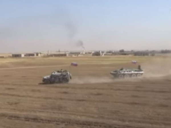 Đoàn tuần tra Mỹ rơi vào vòng vây thiết giáp Nga ở Syria ảnh 1