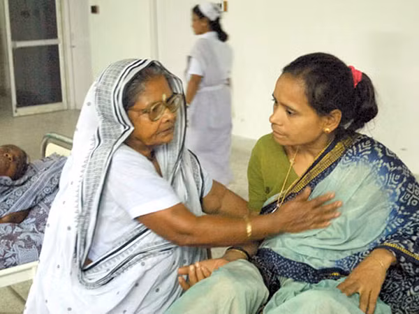 Kỳ tích người phụ nữ bán rau xây bệnh viện cho người nghèo ảnh 1