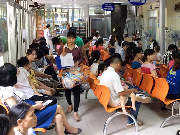 Thiếu vaccine dịch vụ, Bộ Y tế rút gọn điểm tiêm ảnh 1