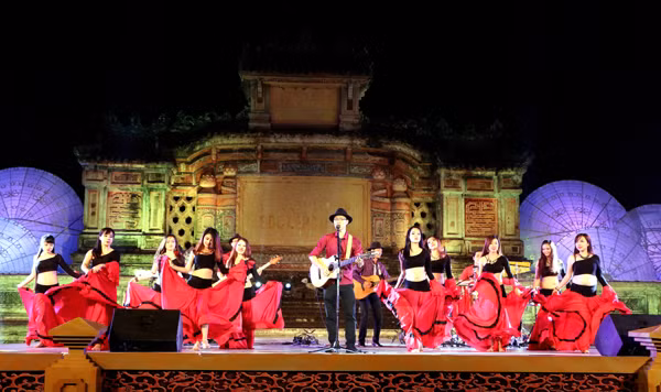 Festival Huế: Màn múa bụng nóng bỏng giữa không gian trầm mặc ảnh 3